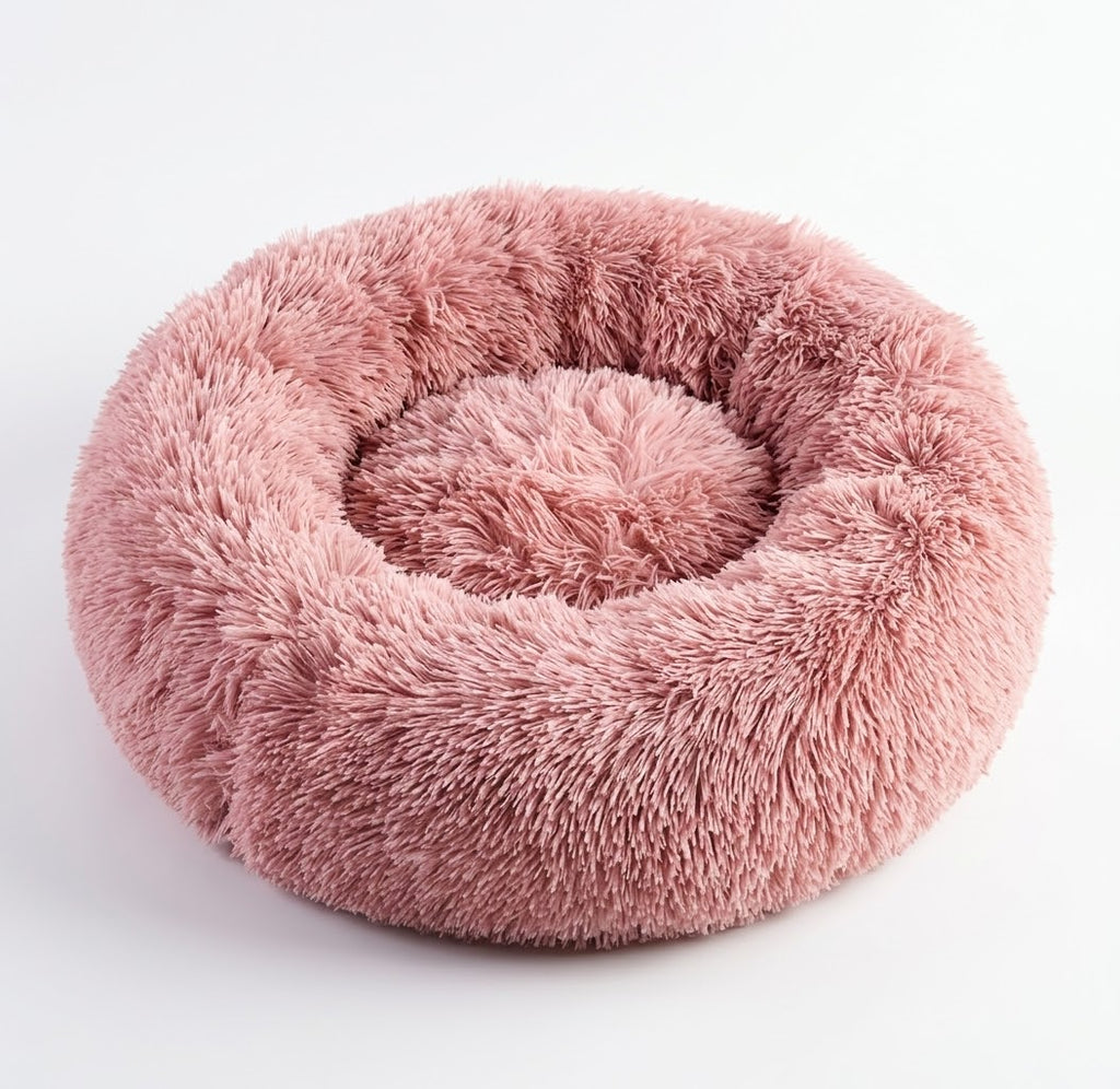 Lit donut en peluche rose, vue de dessus