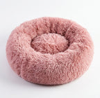 Lit donut en peluche rose, vue de dessus