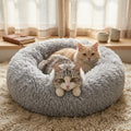 Deux chats blottis dans un lit donut en peluche gris clair