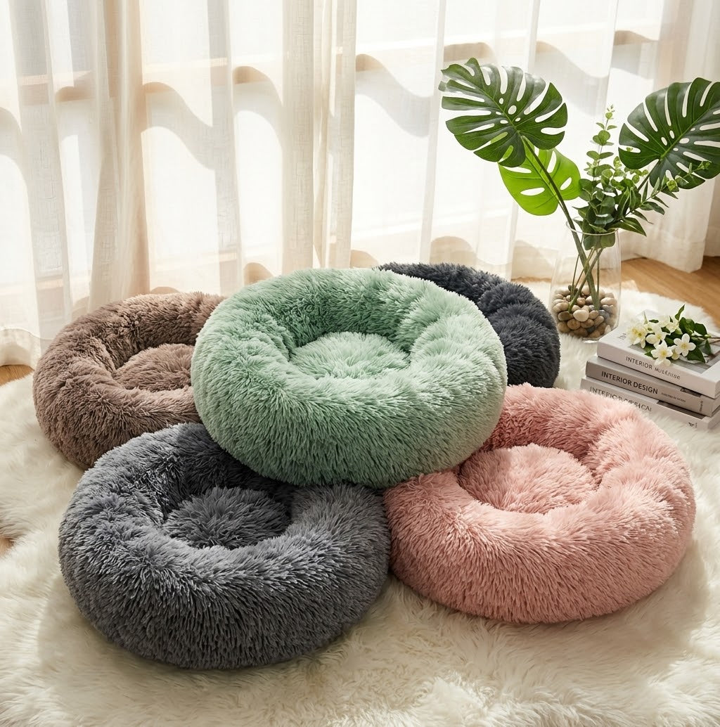 Lit donut en peluche en 5 coloris : marron, vert, gris foncé, rose et gris clair