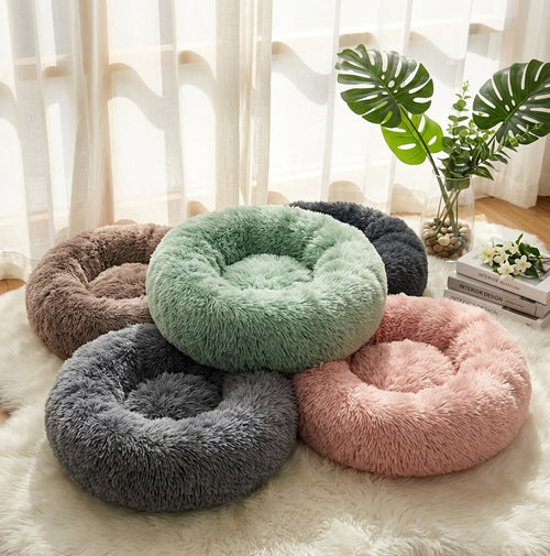 Lit donut en peluche en 5 coloris : marron, vert, gris foncé, rose et gris clair